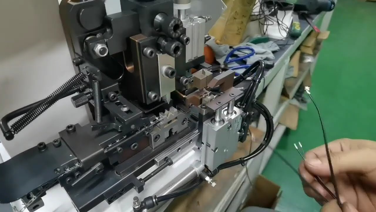 电线分线压接一体机，一次完成平行线分线与压接